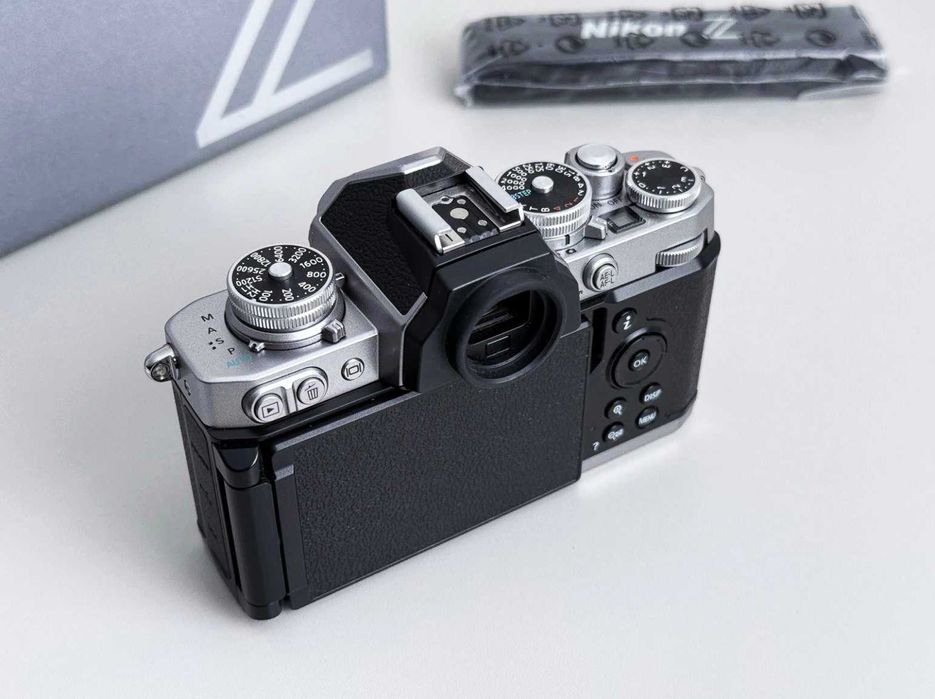Nikon Zfc (seminova com adaptador de punho)