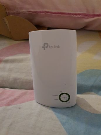 TP-LINK 300Mbps Wi-Fi Range Extender  wall plugged