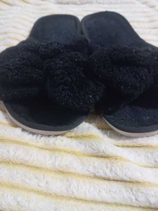 Damskie czarne kapcie