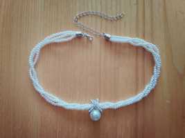 Naszyjnik, choker z 3 sznurów perłowych koralików z zawieszką