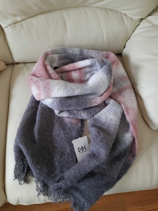 Duzy szal boucle 63x220, z metką