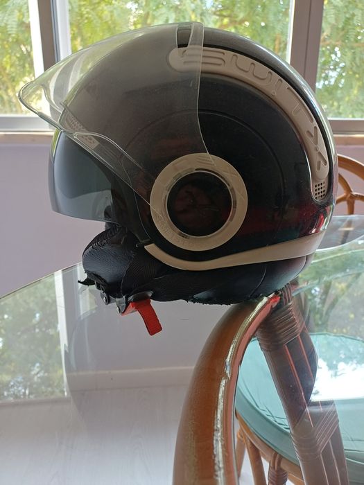 Capacete de mota com viseira para o sol