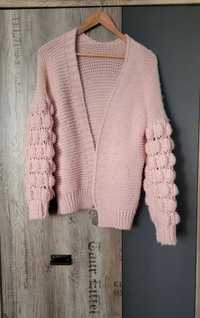 Pudrowo różowy róż  miś misiowy  kardigan sweter bufy bufiaste rękawy