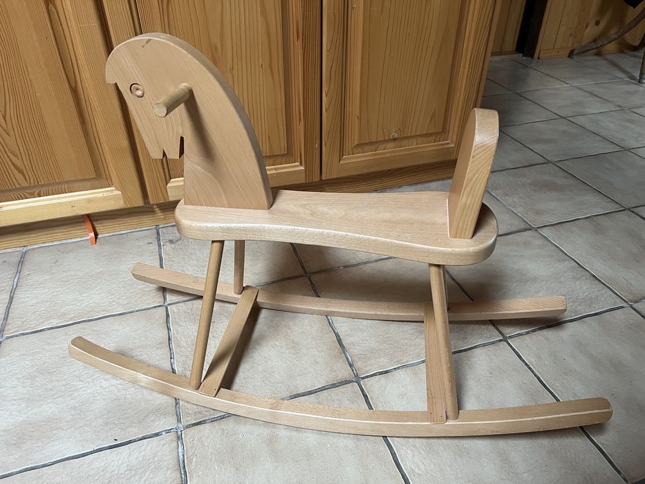 Drewniany konik na biegunach