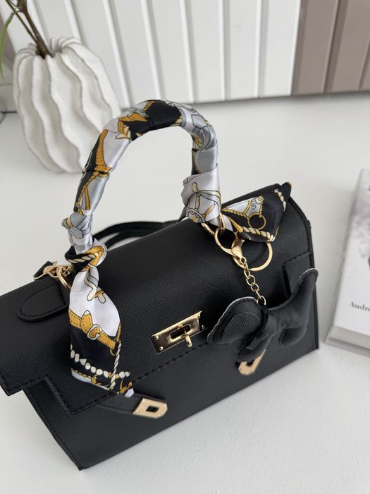 Жіноча вмістка сумка чорного кольору з хустинкою та брелком