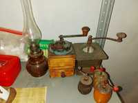 Stare młynki oraz lampa naftowa zestaw