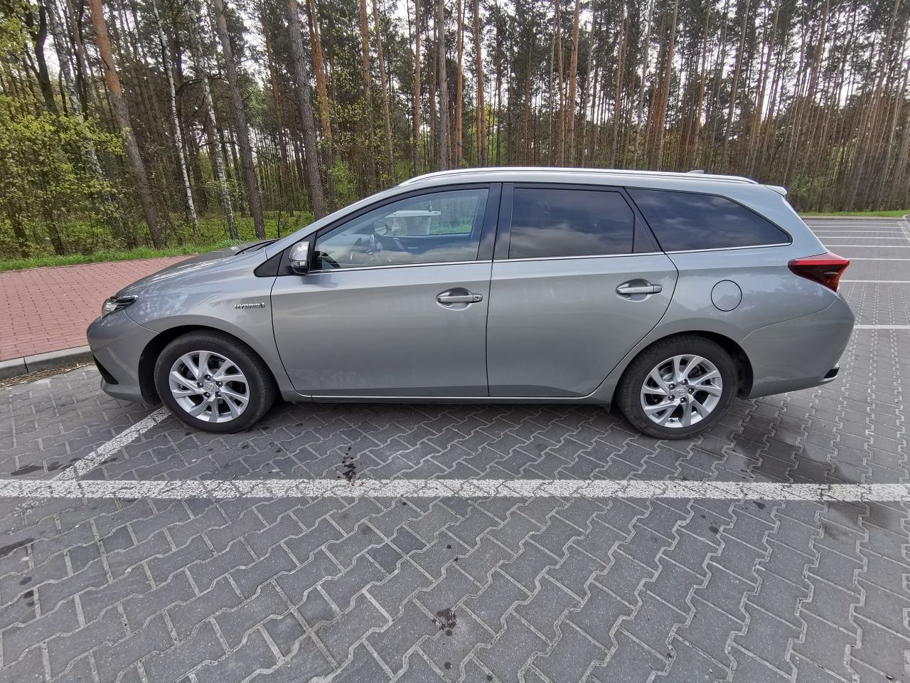 Toyota Auris 1.8 hybryda kombi 2016r zarejestrowany w Polsce .