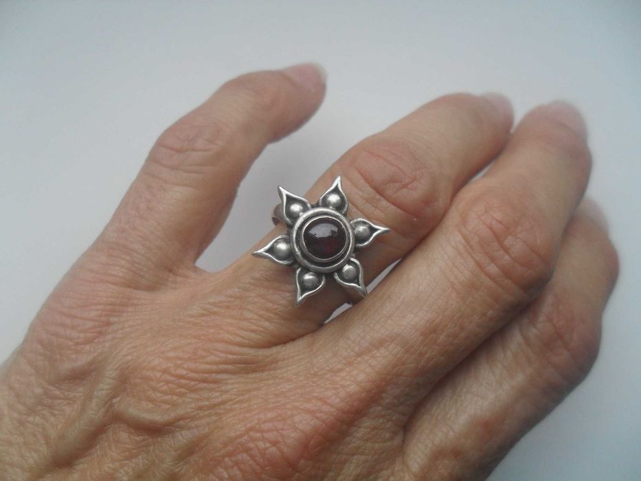 Stary srebrny pierścionek - rozeta z granatem - cena ost
