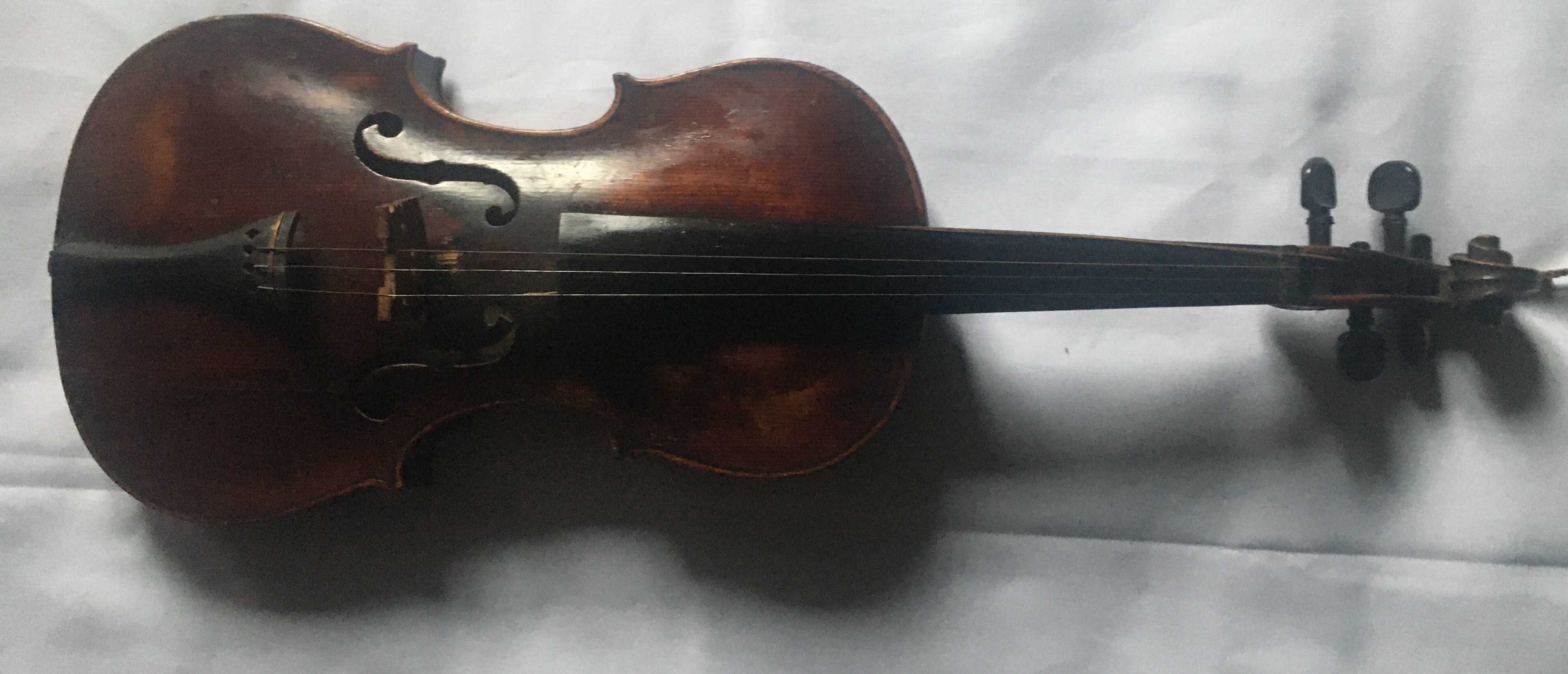 Антиквариат. Старая скрипка  в стиле барокко, вместе со смычком.Чехия.