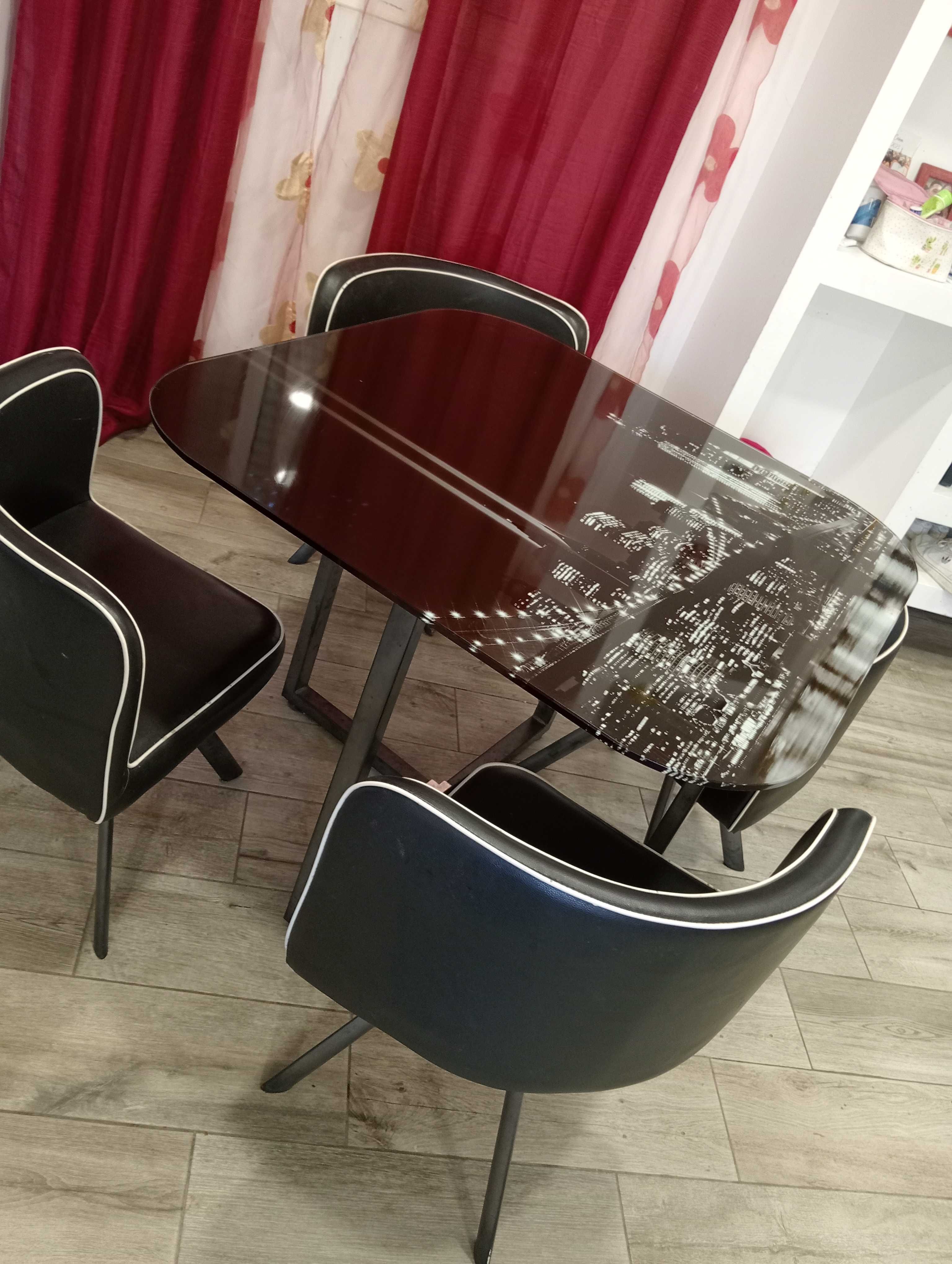 Mesa de jantar e 4 cadeiras