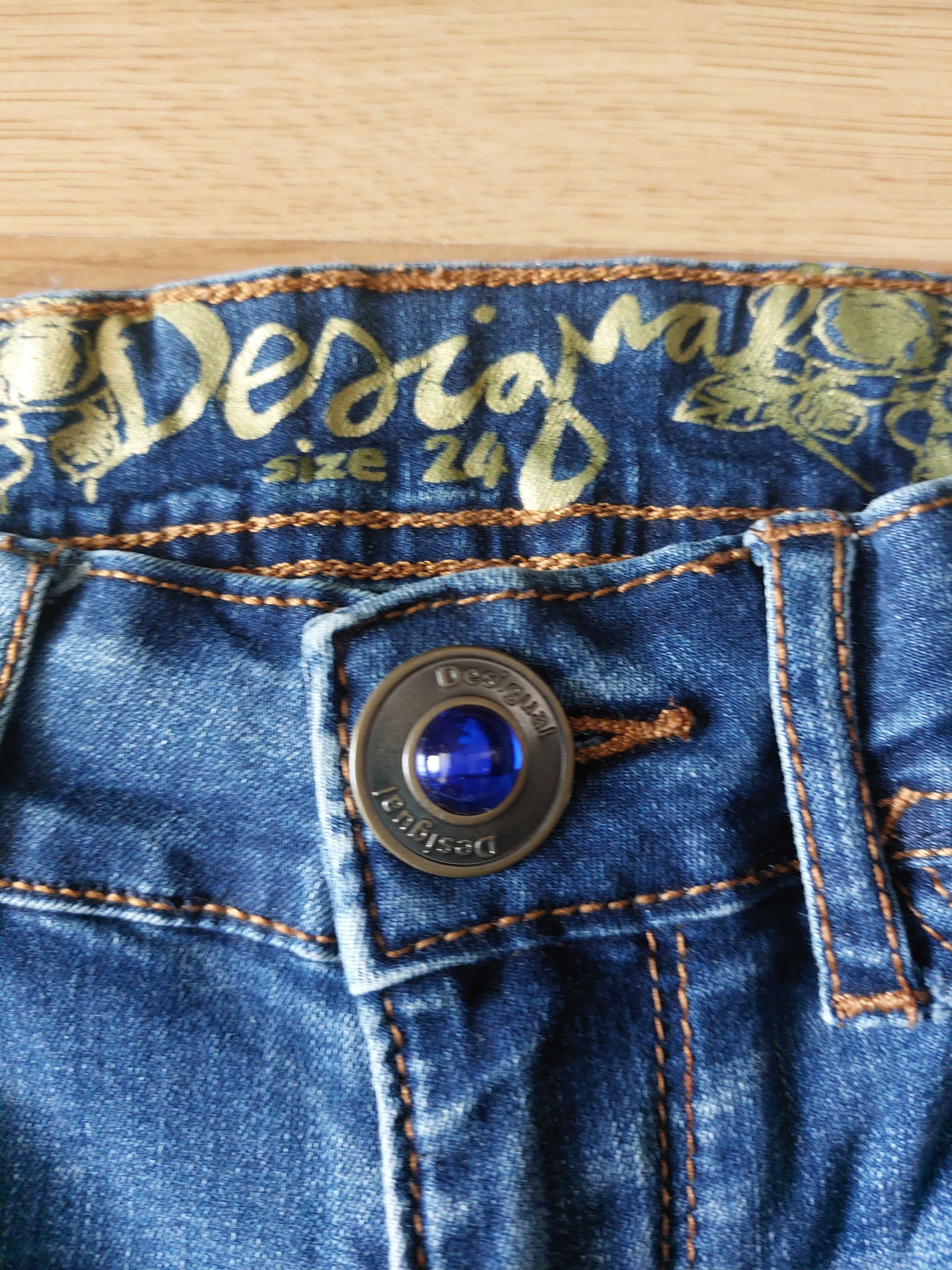 Jeansy Desigual z haftami 24 (XS)