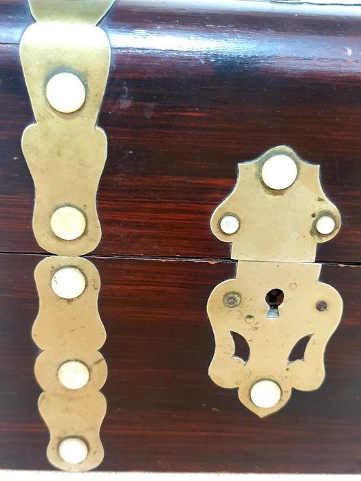 Antiga caixa caddy de chá em madeira, latão e madrepérola