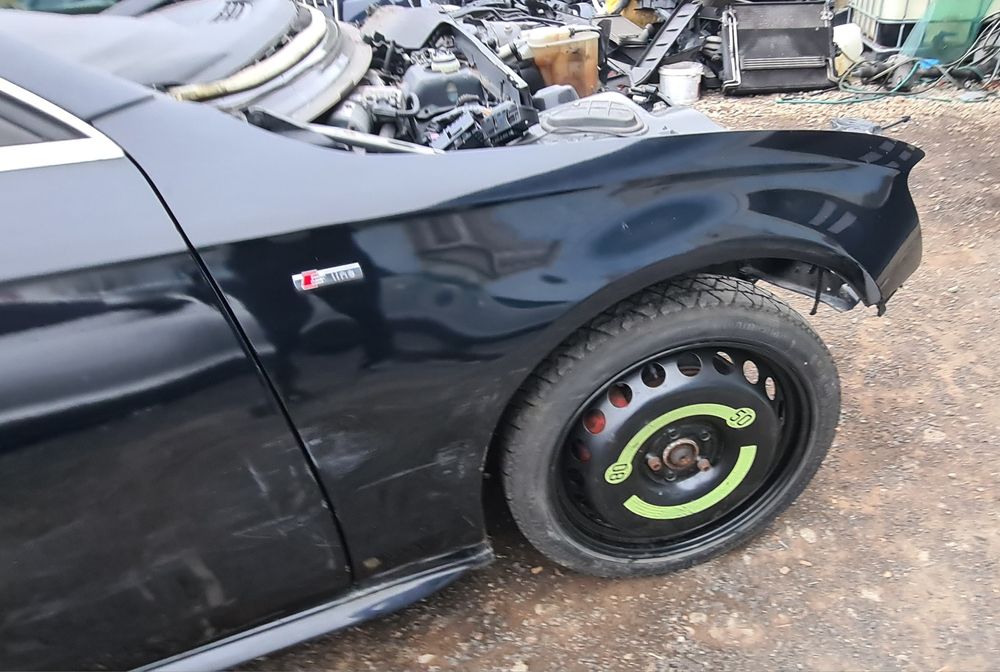 PRAWY BŁOTNIK przedni czarny przód AUDI A4 B8 2009r LZ9Y