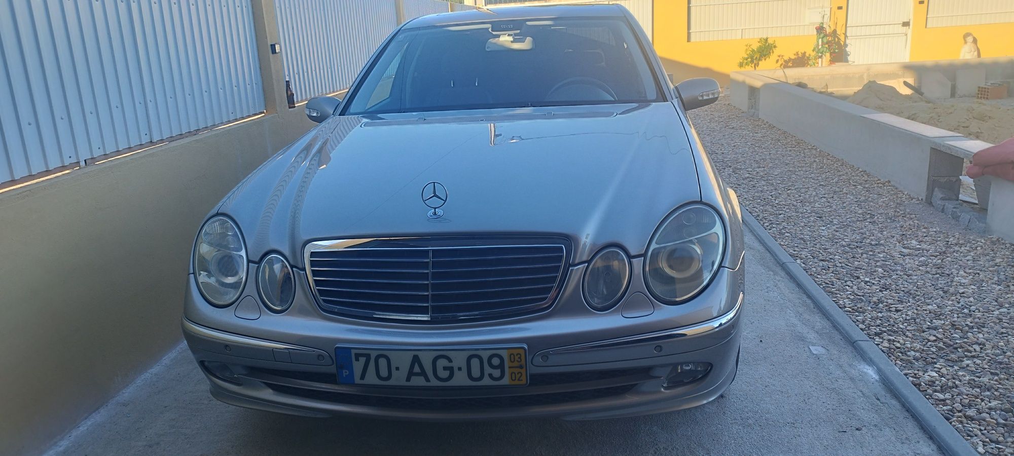 Mercedes W211 com 202000KM preço negociável.