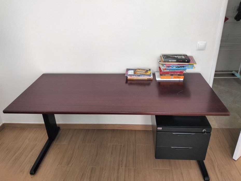 Secretária com gavetas Famo