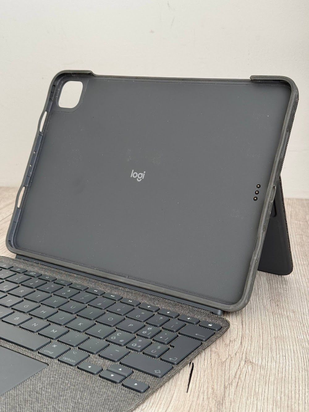 Чохол-клавіатура Logitech Combo Touch для iPad Pro 11 дюймів