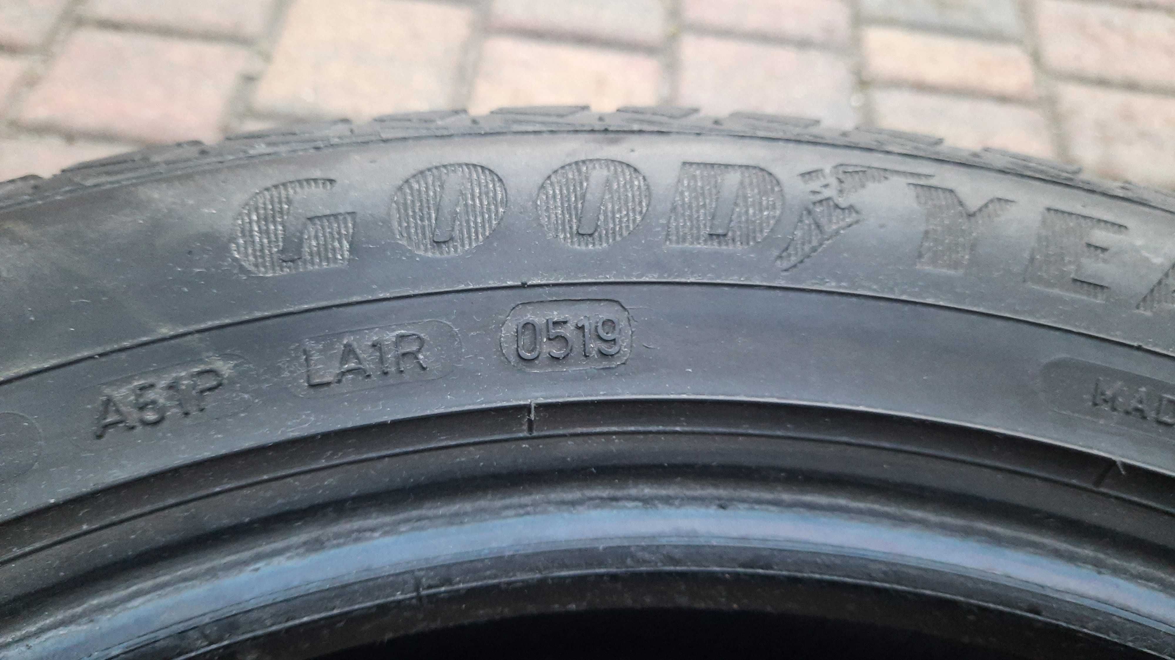 Opony wielosezonowe GoodYear 235/50R18