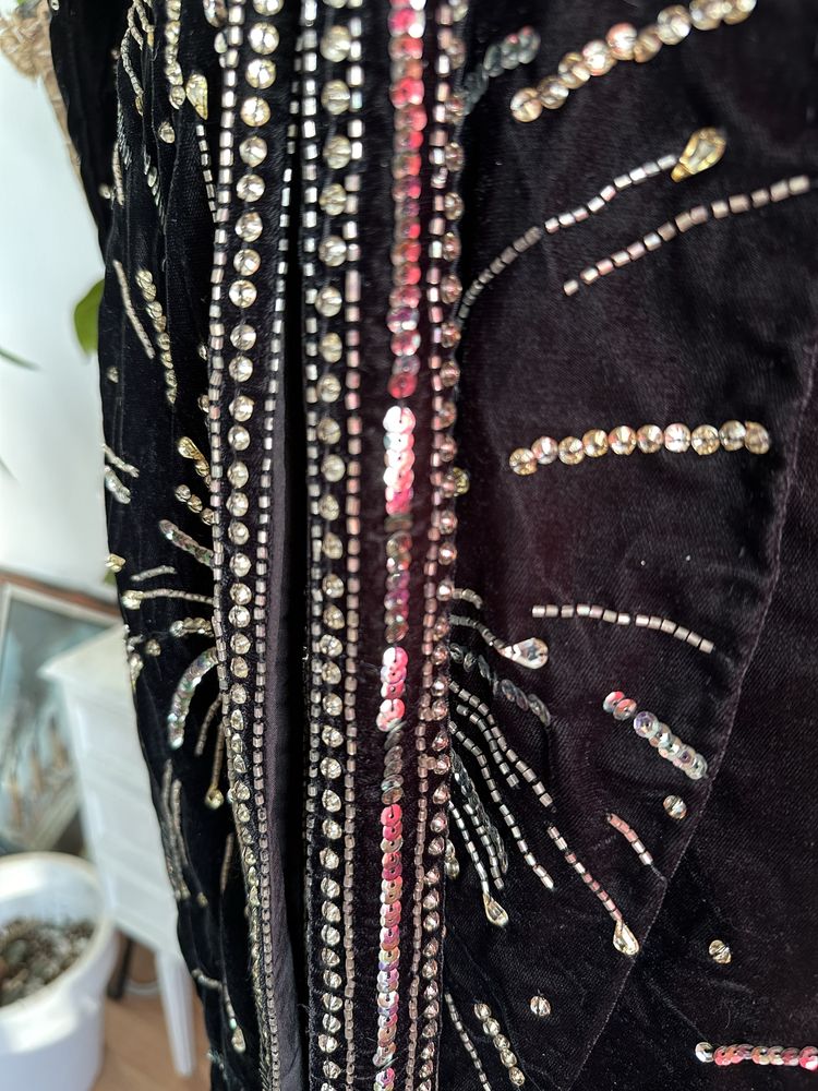 aksamitna sukienka midi kopertowa cekinowa zdobiona  36 s asos luxe