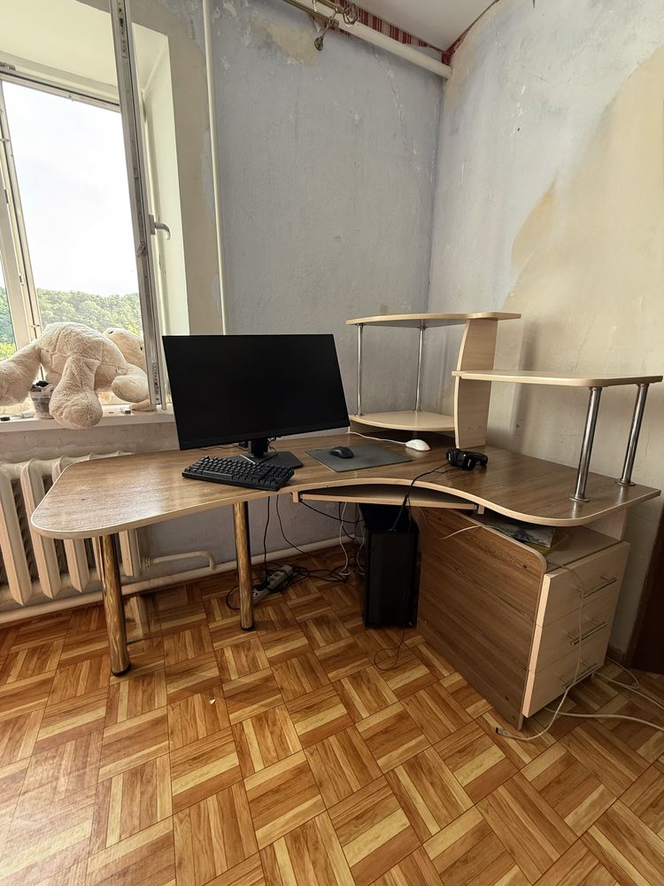 Компʼютерний стіл
