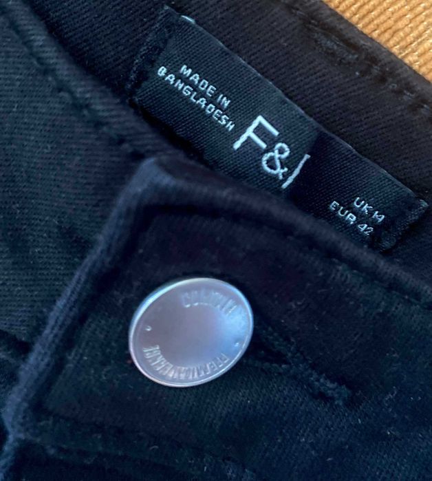 НОВІ чорні вузькі джинси на 42-48розм.