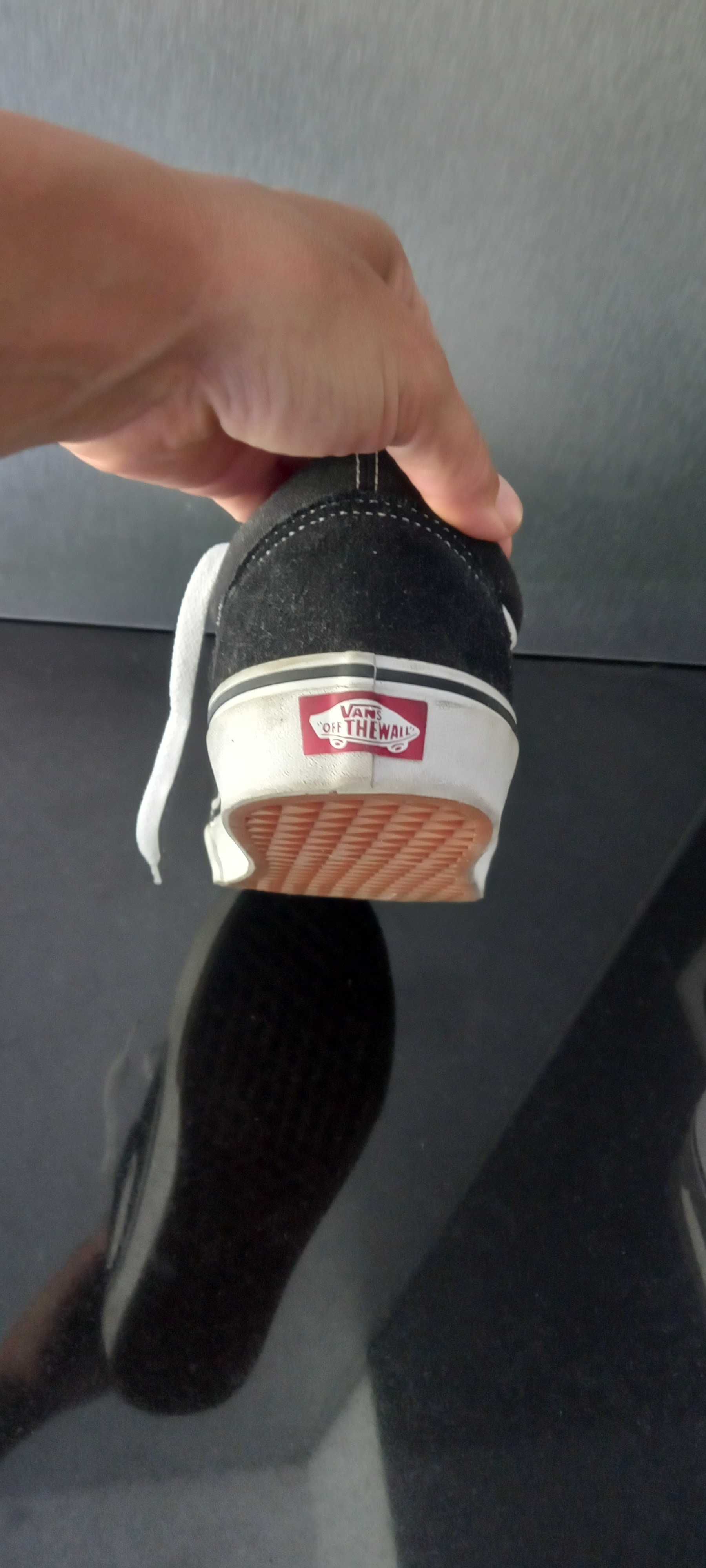 Sapatilhas VANS dois pares,um novo outro com pouco uso