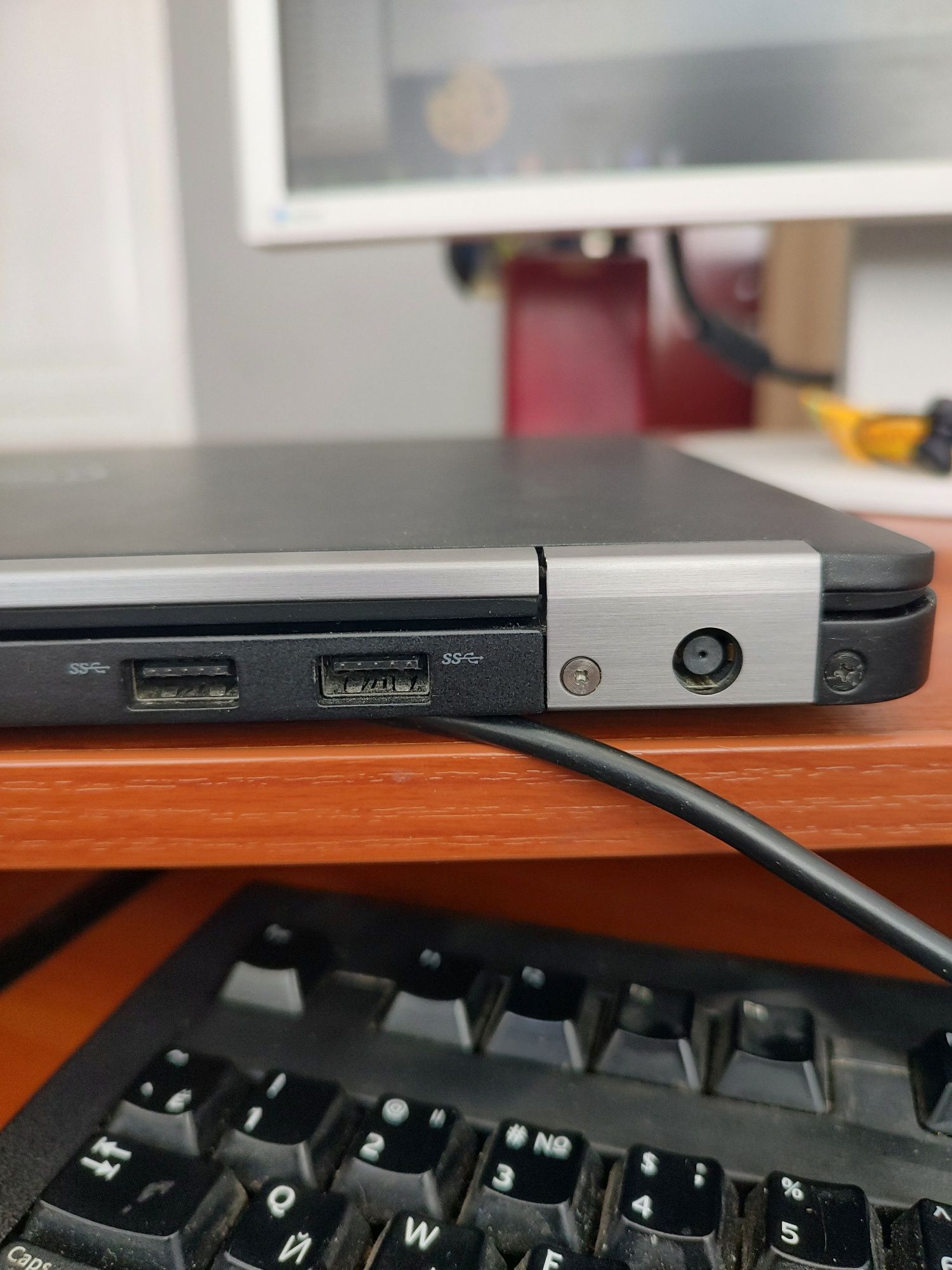 Ноутбук Dell Latitude E7270 нов. батарея 7200! (i5-6300U/8gb/SSD)