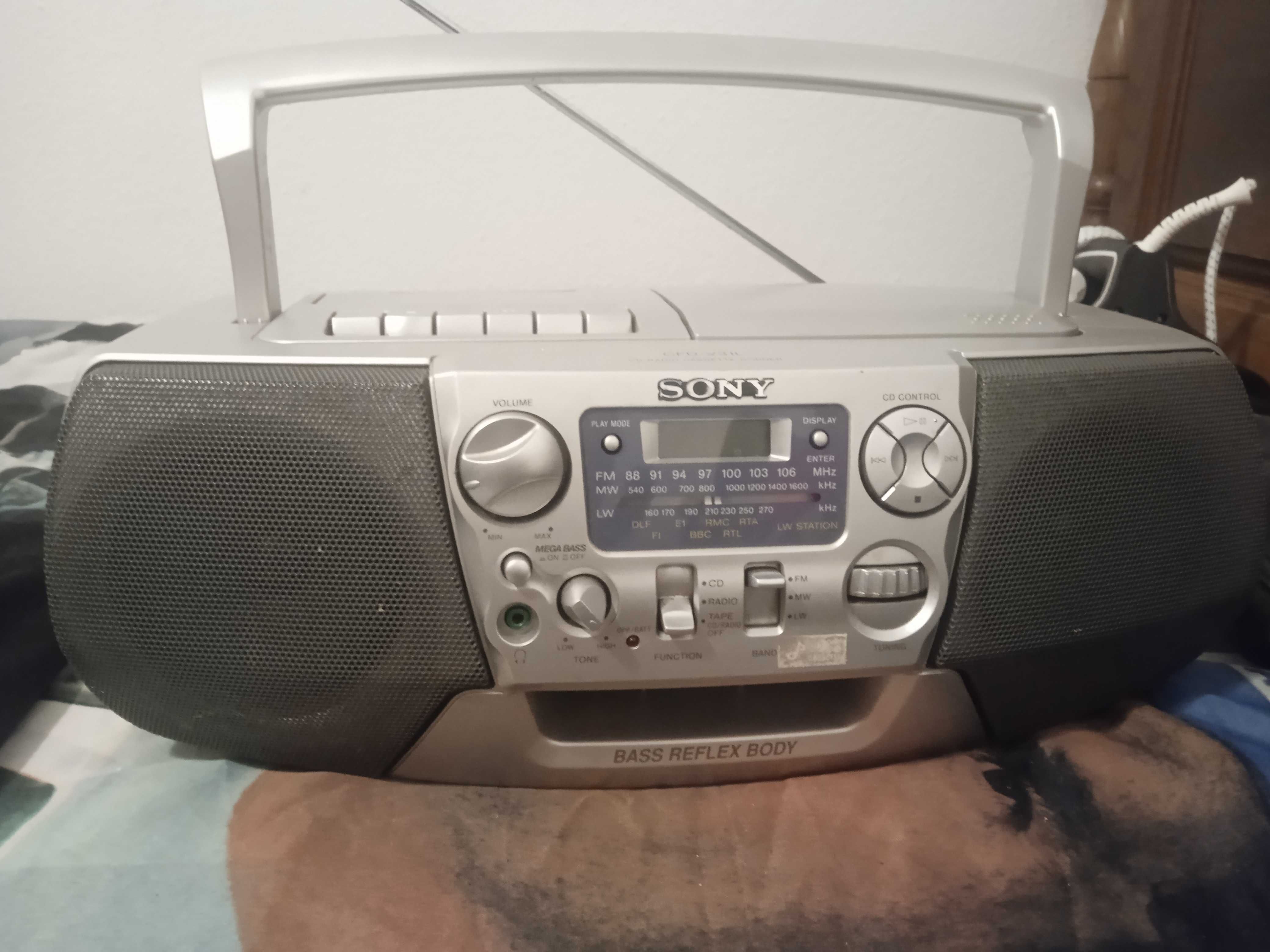 Rádio sanyo com leitor CDs e cassetes