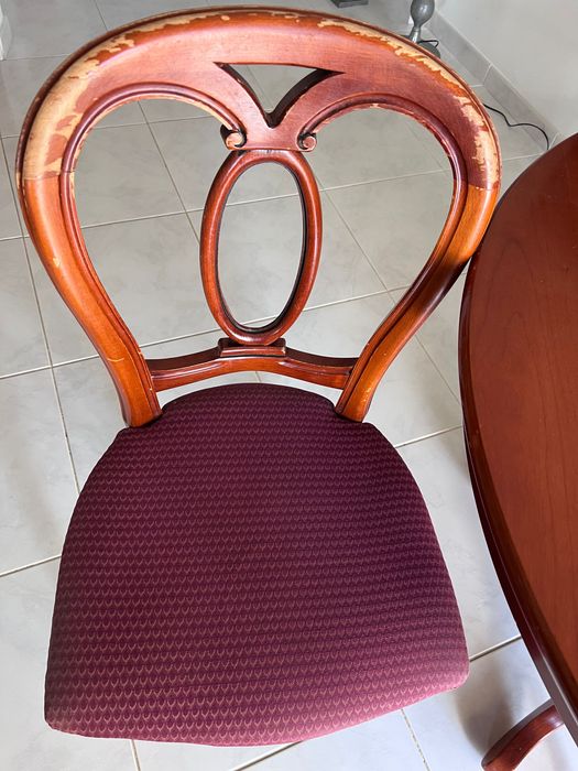 Uma mesa de carvalho e quatro cadeiras.