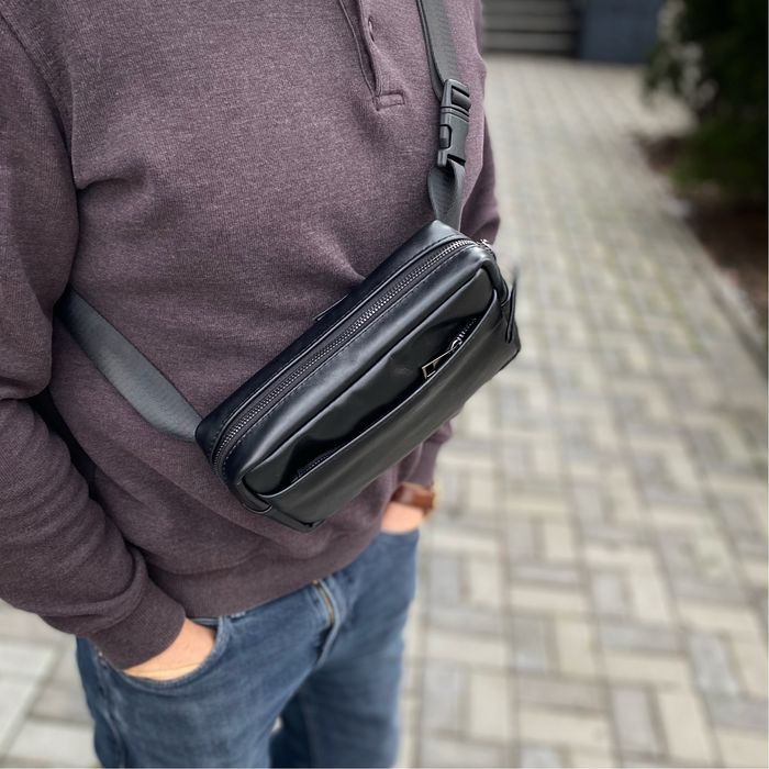 Нагрудна сумка з натуральної шкіри бананка Cube гладка чорна