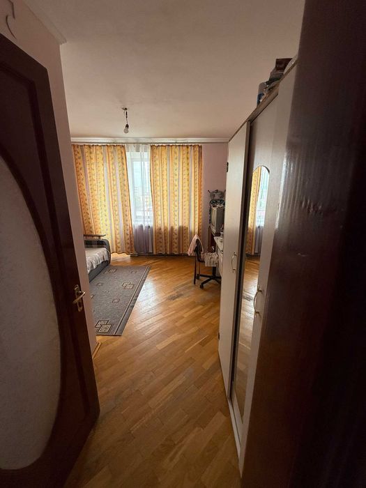 Хороша ціна! Продам трикімнатну квартиру в центрі міста Долина!