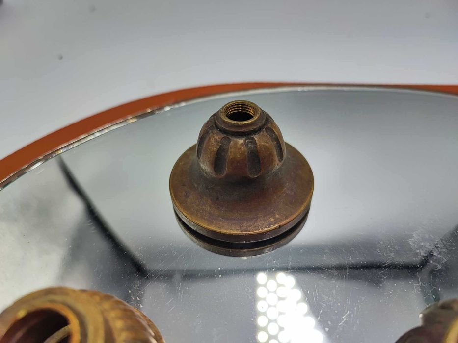 Przedwojenna mosiężna część do żyrandol kinkietu środek,kielich,cena 1