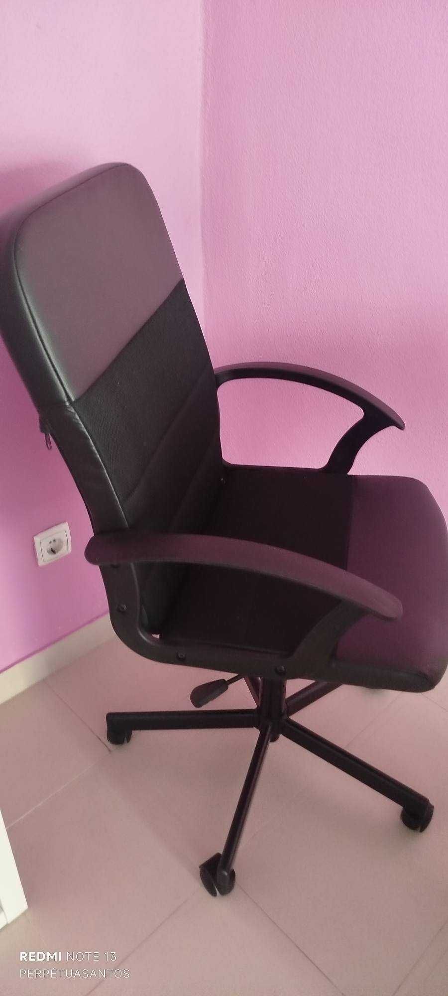 Cadeira de escritório em estado novo