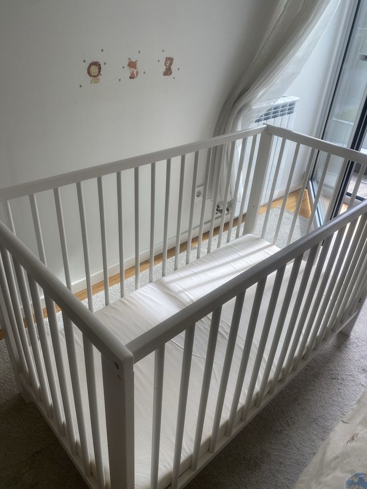Berço IKEA com colchão e vários acessórios