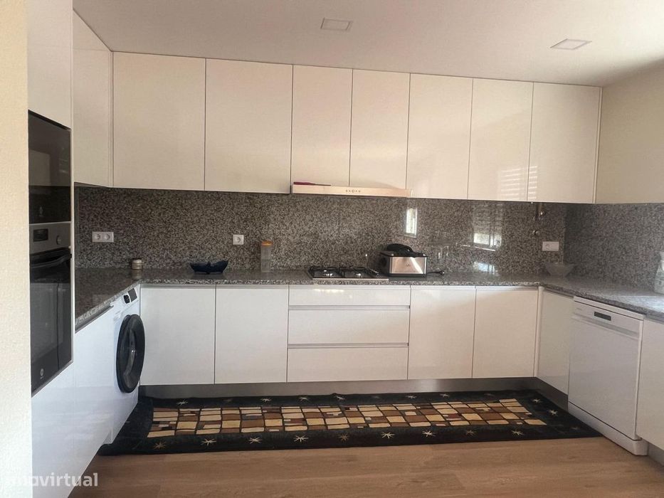 Andar Moradia t3 mobilada e equipada com garagem