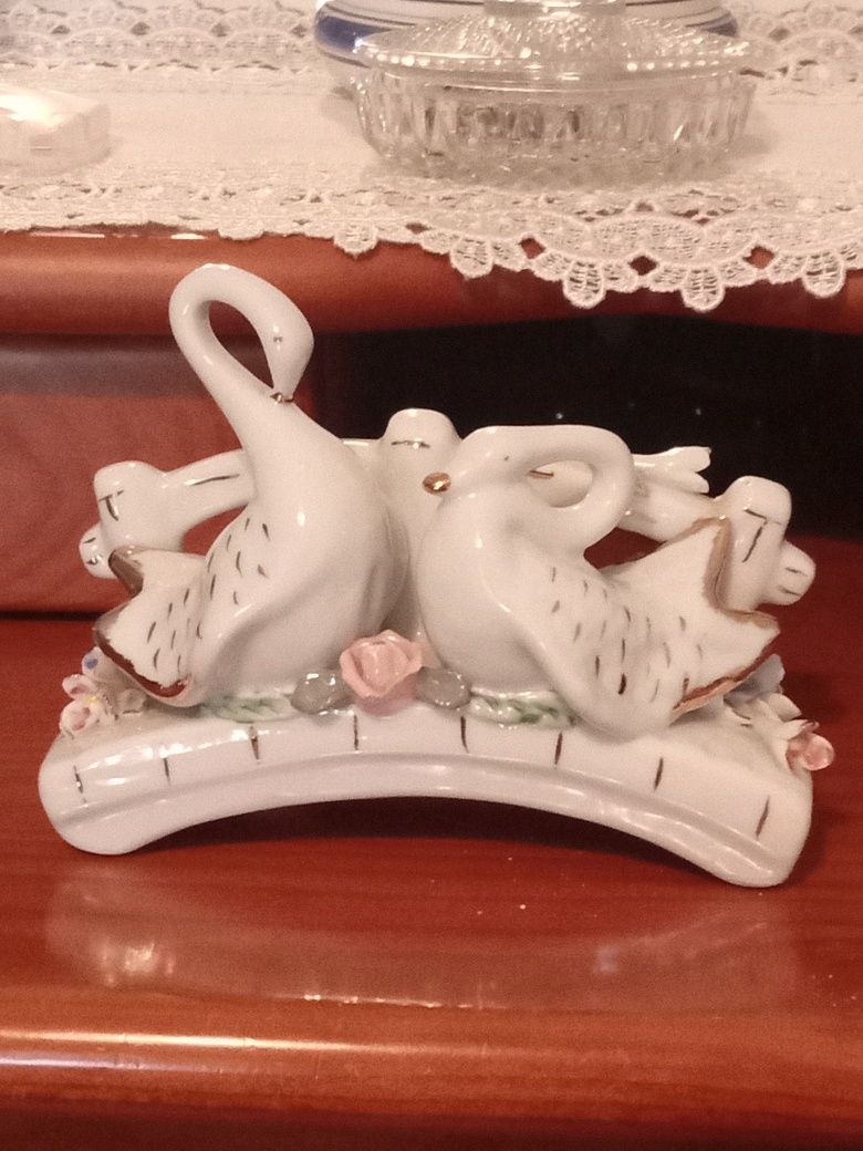 Cisnes em porcelana