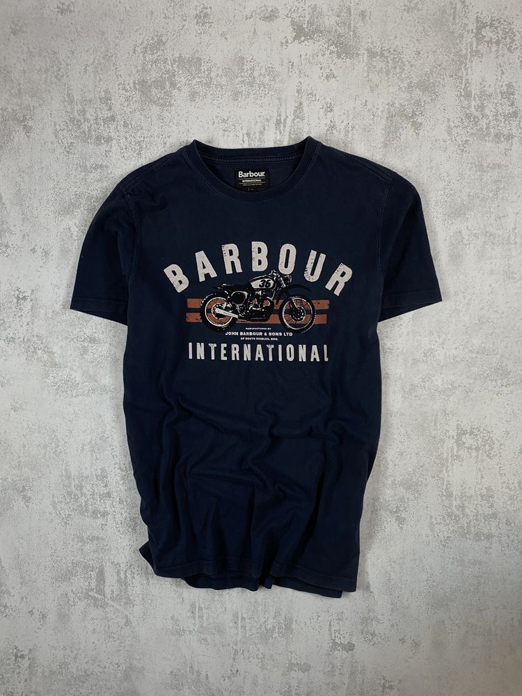 Темно-синя футболка Barbour International з яскравим логотипом