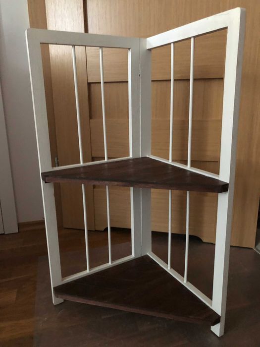 Narożna półka w stylu prowansalskim