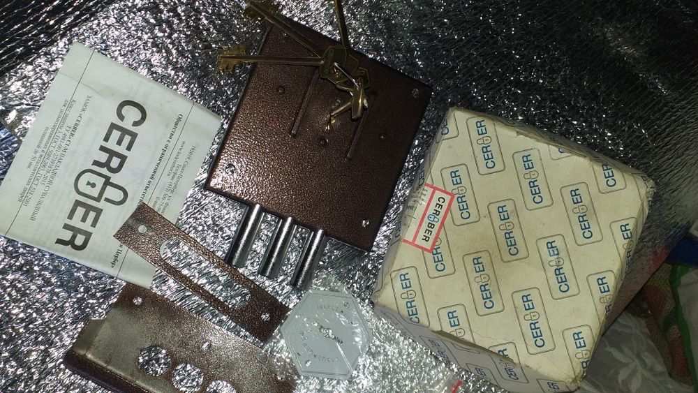 Продам накладной замок Cerber ключ-ключ.