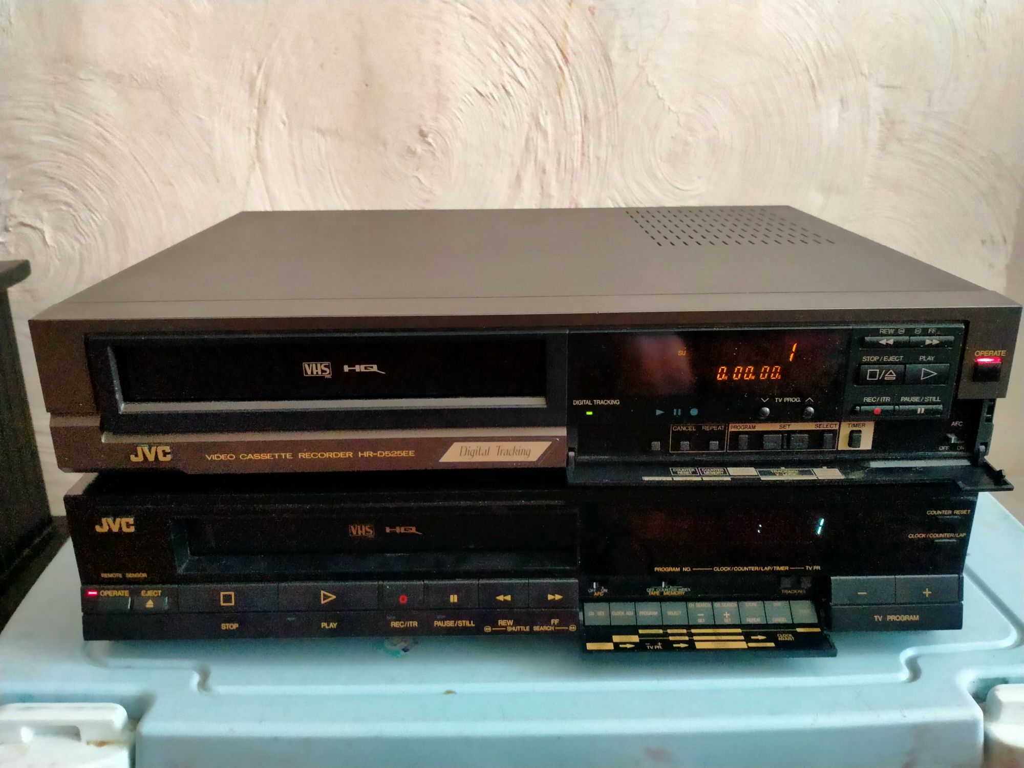 продам видеомагнитофоны JVC