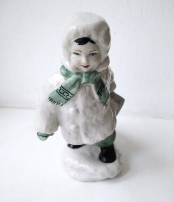 "На горку" или "Ребенок с санками" фарфор СССР