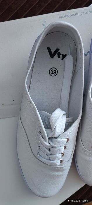 Białe trampki r. 39