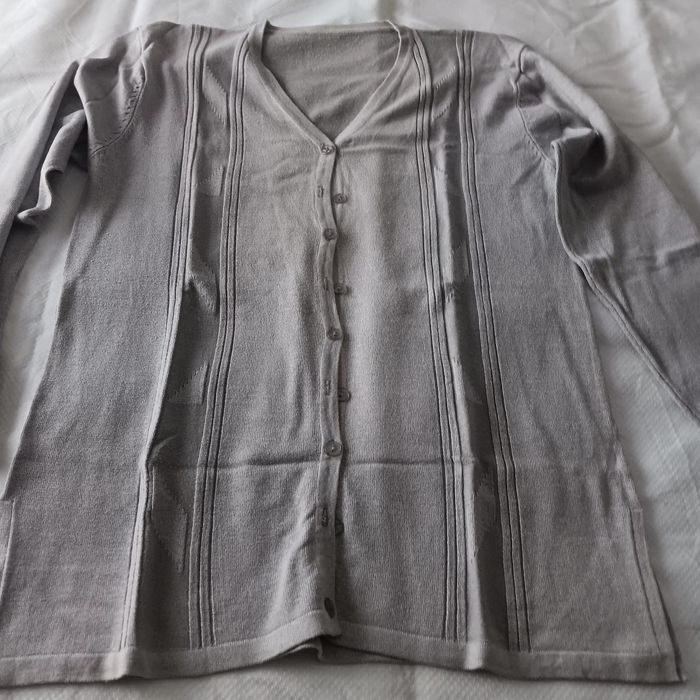 Vendo diversos casacos e camisolas