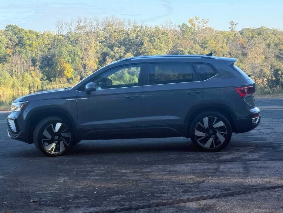 Volkswagen Taos      2024
