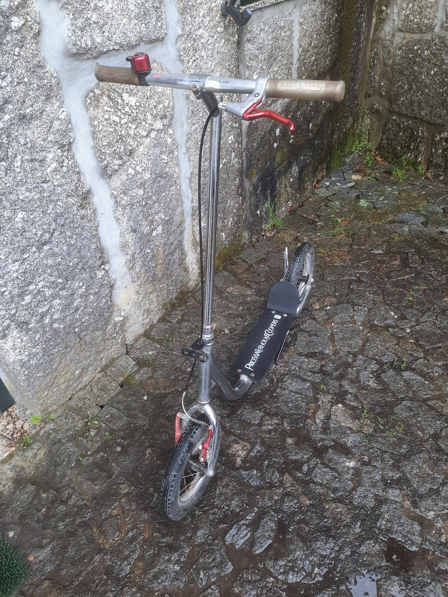 Trotinete com travão e descanso. Travassós-Fafe