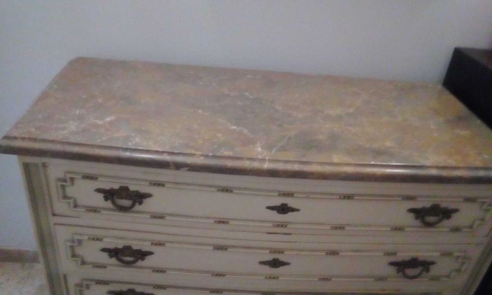 Comoda Lacada com Tampo em Pedra Marmore