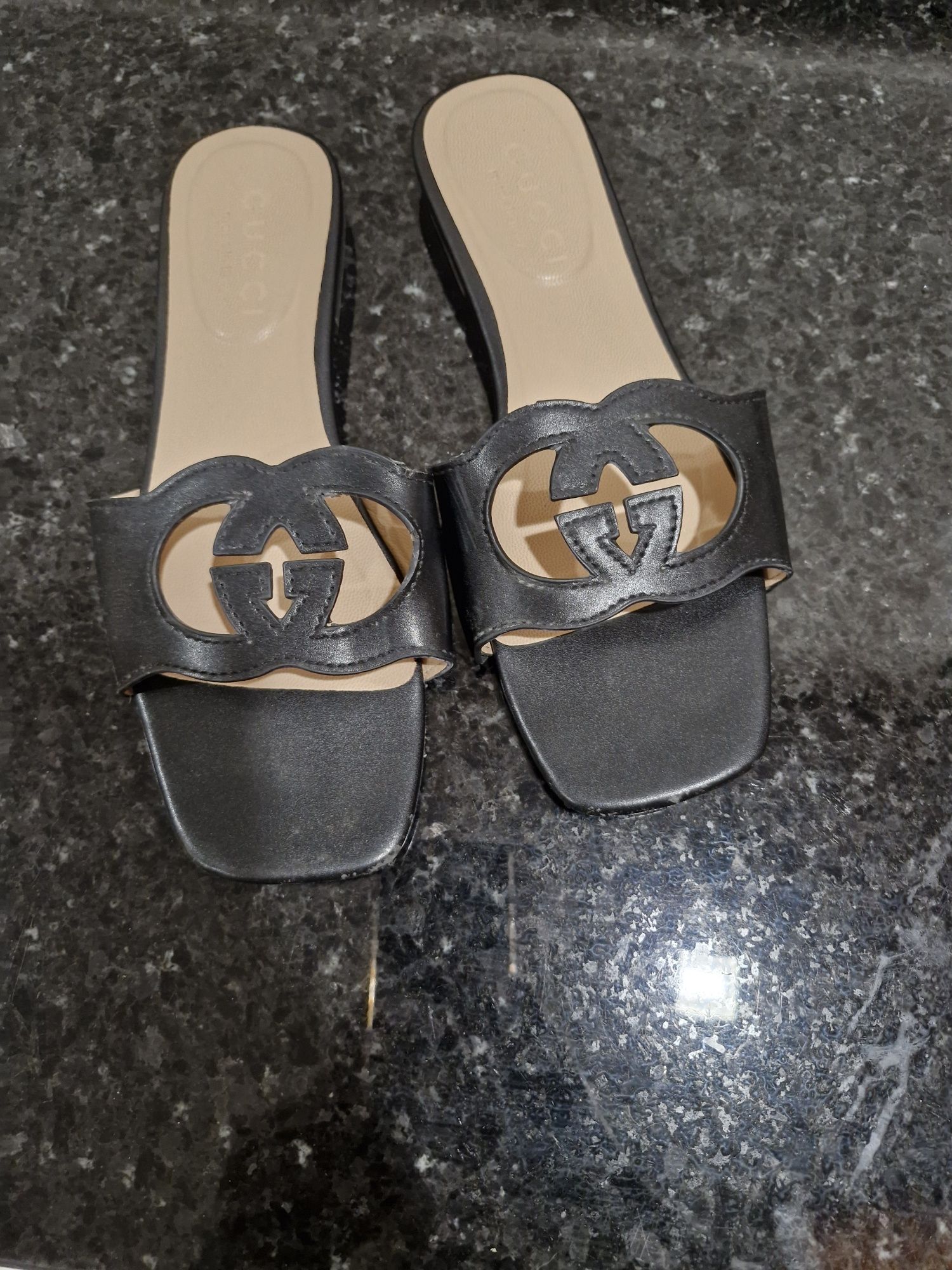 Sandálias rasas marca Gucci