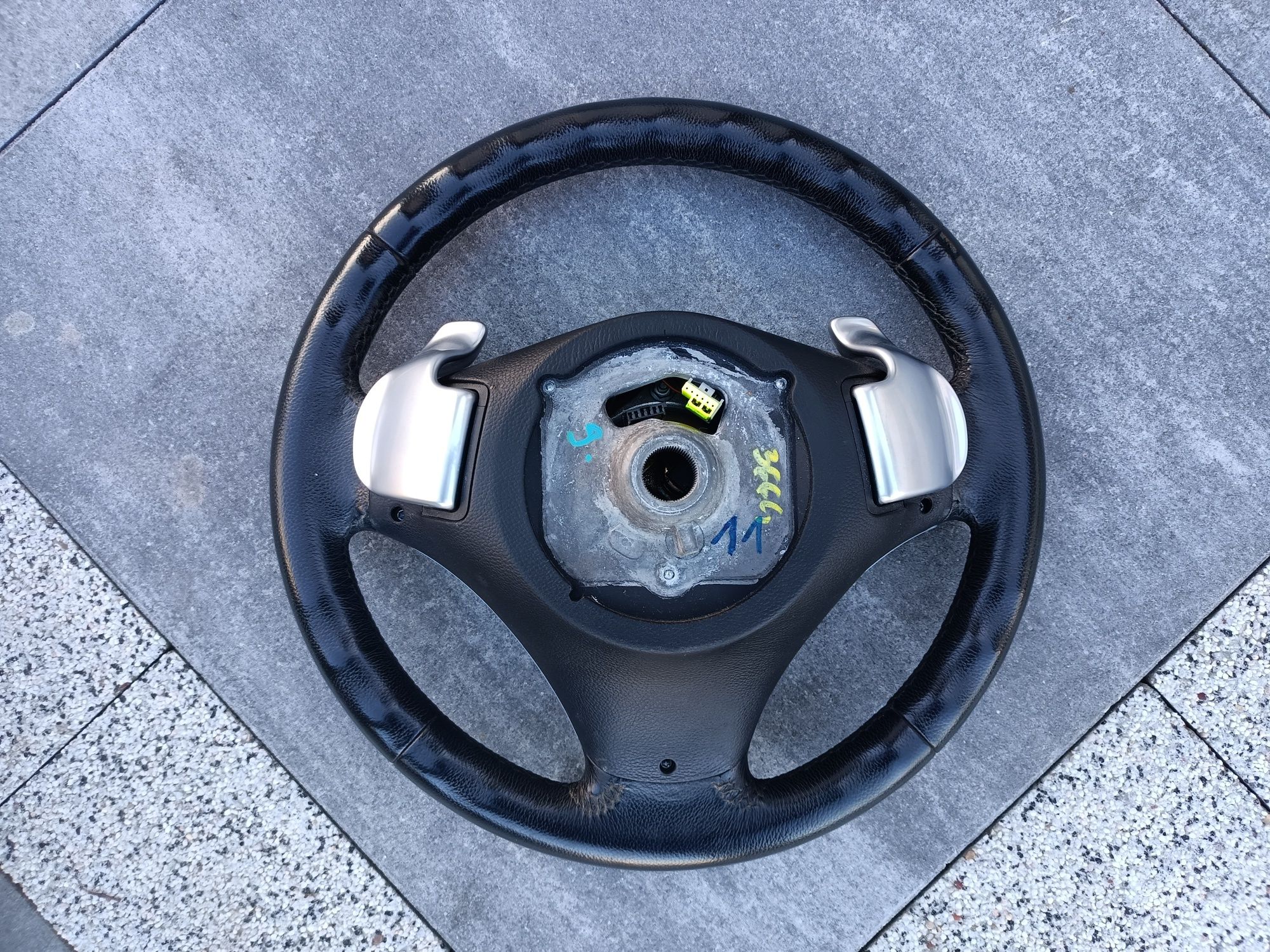 Kierownica M sport z łopatkami BMW E90 E91 E92 E93 E81 E87 E82 E88 X1