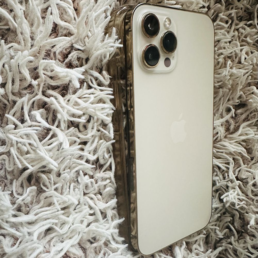 Iphone 12 Pro Max . Gold .