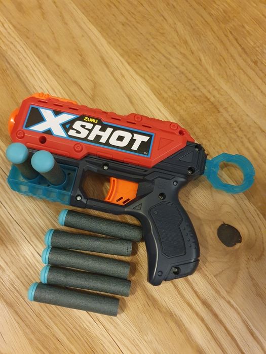 X-Shot Zuru Kickback wyrzutnia 8 strzałek
