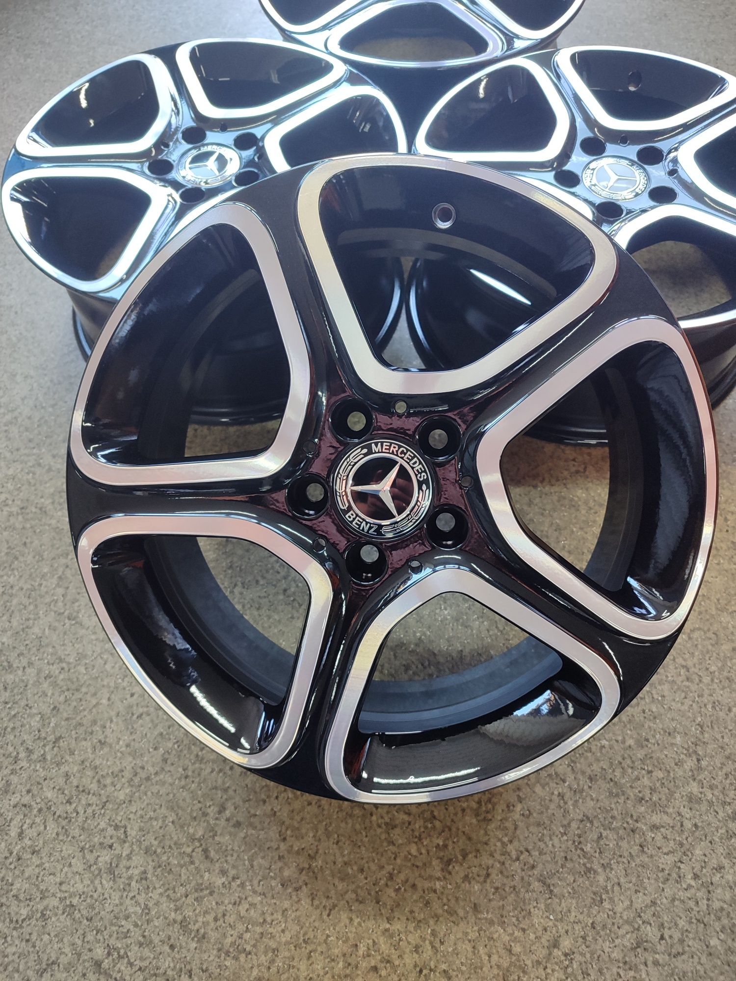 Литі диски mersedes R17 5x112 7.5 ET52 DIA 66.6

Исто